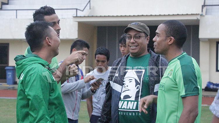 Pedro Henrique Oliveira, saat bertemu dengan pemain dan jajaran manajemen Persbaya Surabaya. Copyright: Fitra Herdian/INDOSPORT