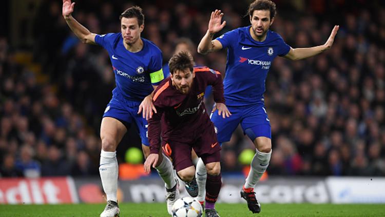 Lionel Messi (tengah) coba di jatuhkan oleh Fabregas dan  Azpilicueta. Copyright: INDOSPORT