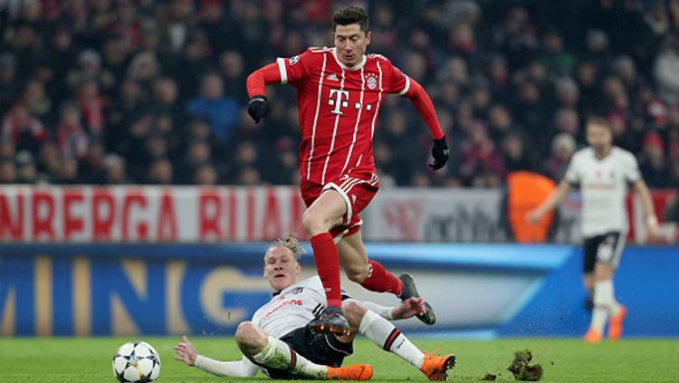 Robert Lewandowski coba dijatuhkan oleh pemain Besiktas. Copyright: INDOSPORT