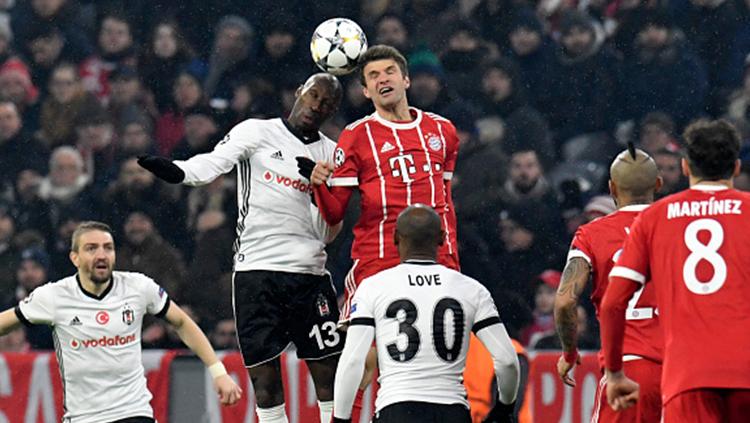 Thomas Muller (kanan) berebut bola di udara dengan  Atiba Hutchinson. Copyright: INDOSPORT