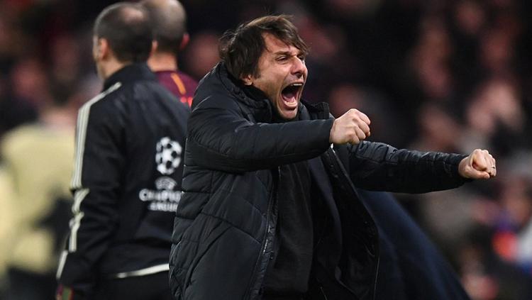 Aksi selebrasi Antonio Conte setelah Willian cetak gol.