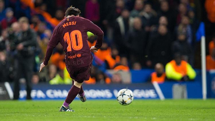 Lionel Messi tengah mengeksekusi bola ke arah gawang Chelsea dan membuahkan gol.