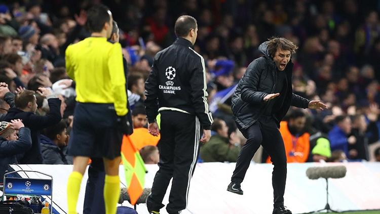 Aksi selebrasi Antonio Conte setelah Willian cetak gol. Copyright: INDOSPORT