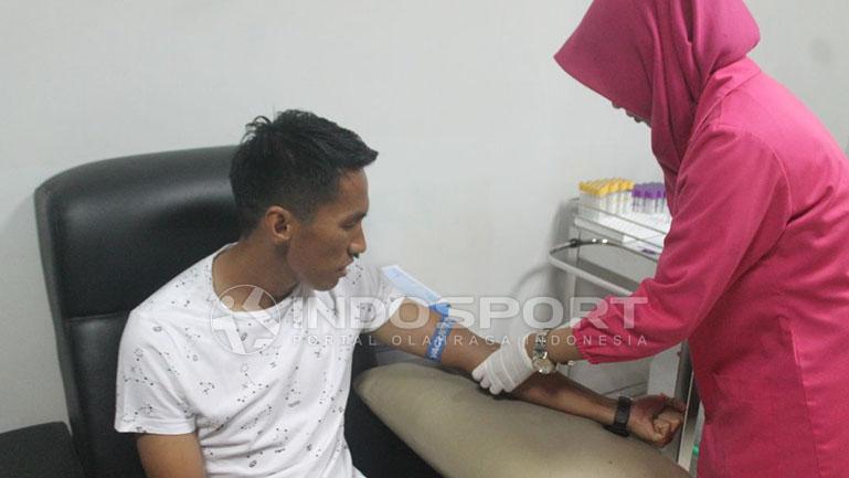 Rudi saat melakukan tes medis di RS SPH, Selasa (20/02/18). Copyright: Taufik Hidayat/Indosport.com