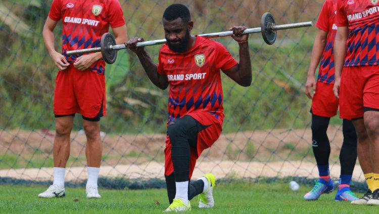 Yanto Basna saat menjalani latihan bersama Khon Khaen FC. - INDOSPORT