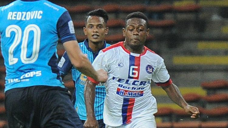 David Laly saat menjalani debut bersama Felcra FC.