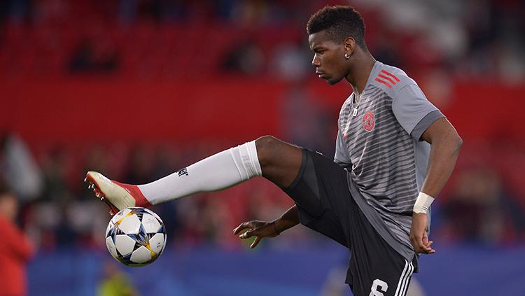 Paul Pogba saat warming up sebelum pertandingan Sevilla vs Manchester United. Copyright: INDOSPORT