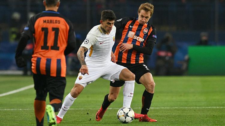 Diego Perotti (tengah) dijaga ketat oleh pemain Shaktar Donetsk. Copyright: INDOSPORT