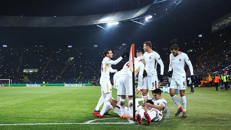Pemain AS Roma melakukan selebrasi gol Cengiz Under. Copyright: INDOSPORT