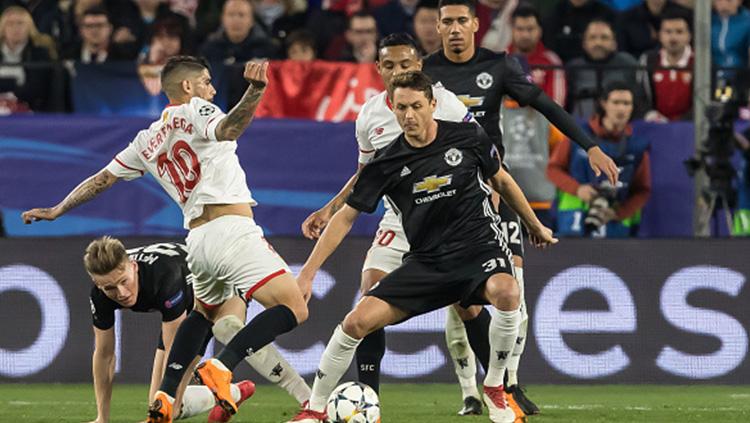 Ever Banega berusaha menggagalkan aksi Nemanja Matic yang tengah membawa bola. Copyright: INDOSPORT