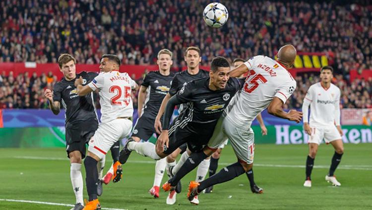 SItuasi duel antara pemain Sevilla melawan Manchester United. Copyright: INDOSPORT