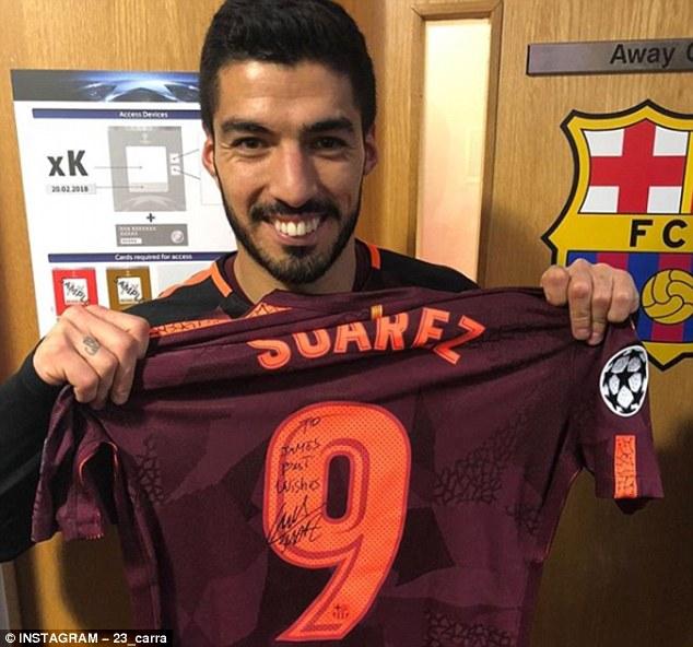 Suarez memberikan jersey-nya kepada Carragher Copyright: dailymail.co.uk