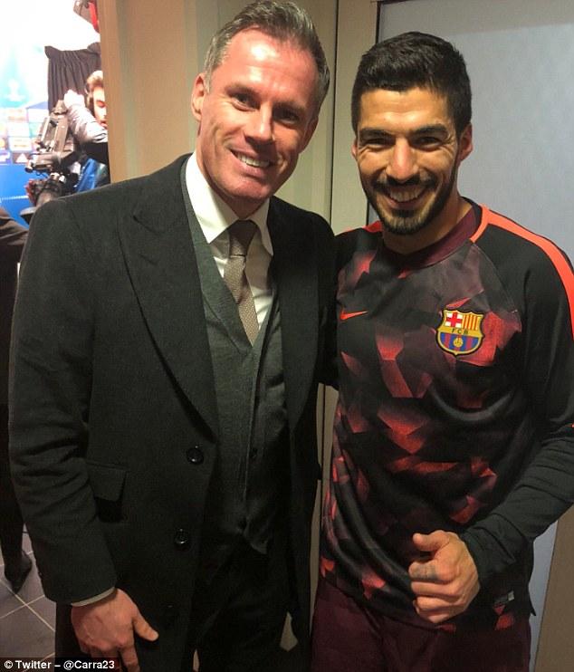 Suarez berfoto bersama Jamie Carragher Copyright: dailymail.co.uk