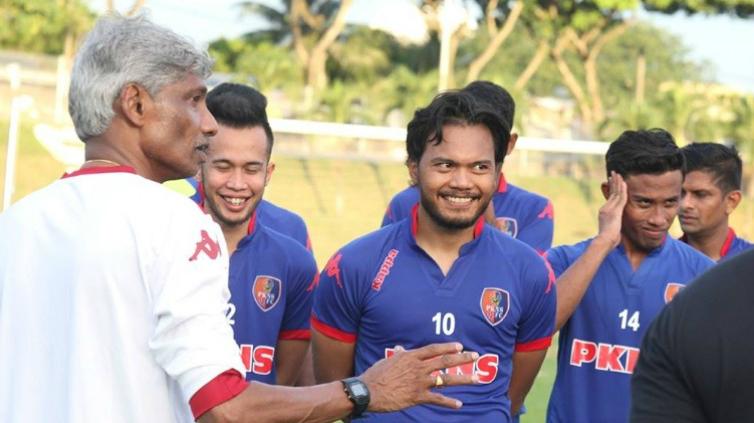 Instruksi dari Rajagobal ke pemain PKNS FC Copyright: INTERNET