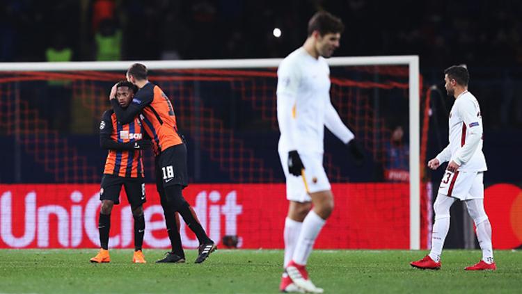 Selebrasi pemain Shakhtar Donetsk, sedangkan pemain AS Roma tampak tertunduk lesu.