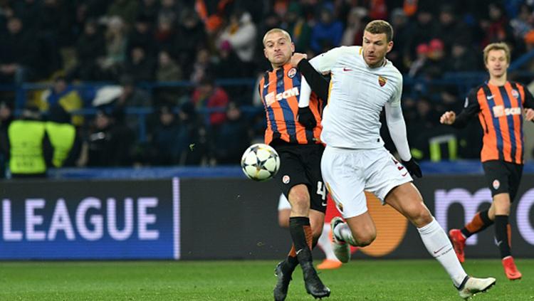 Andriy Pyatov (kiri) duel dengan Edin Dzeko. Copyright: INDOSPORT