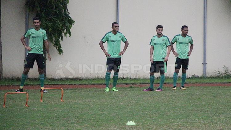 Pemain Persebaya Surabaya saat jalani latihan. Copyright: Fitra Herdian/INDOSPORT