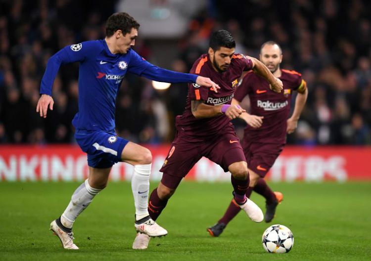 Bek Chelsea Andreas Christensen menghalangi penyerang Barcelona, Luis Suarez Copyright: Getty Images