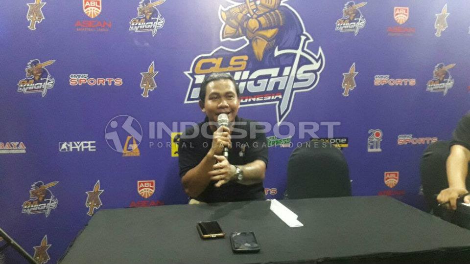 Pelatih CLS Knights, Koko Heru. Copyright: Fitra Herdian/INDOSPORT