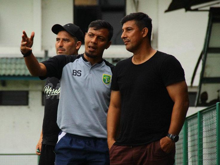 Suasana latihan Persebaya di Lapangan Polda Jatim. Copyright: Media Persebaya