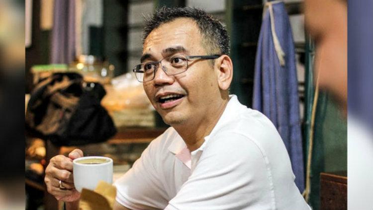 Sihar Sitorus sedang mengangkat segelas kopi. Copyright: Istimewa