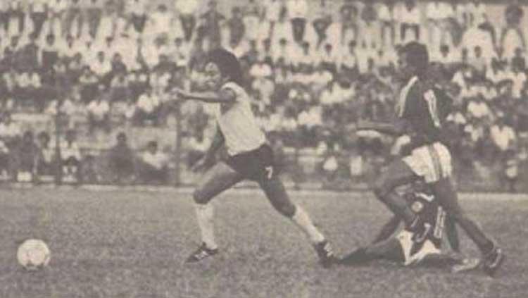 Zulkarnain Lubis (kiri) saat menghadapi Pelita 86