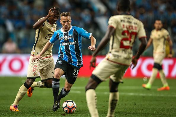 Arthur mengusasi bola dalam sebuah laga di ajang Copa Libertadores 2017 Copyright: Getty Image