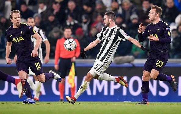 Miralem Pjanic saat mendapat pengawalan dari pemain Tottenham Hotspurs Copyright: Getty Image