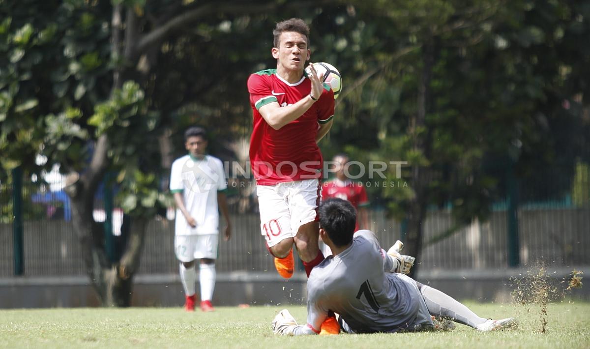 Benturan antara Egy Maulana Vikri dengan kiper Timnas U-19, Gianluca Pagliuca Rossy yang mengakibatkan Egy cedera. - INDOSPORT