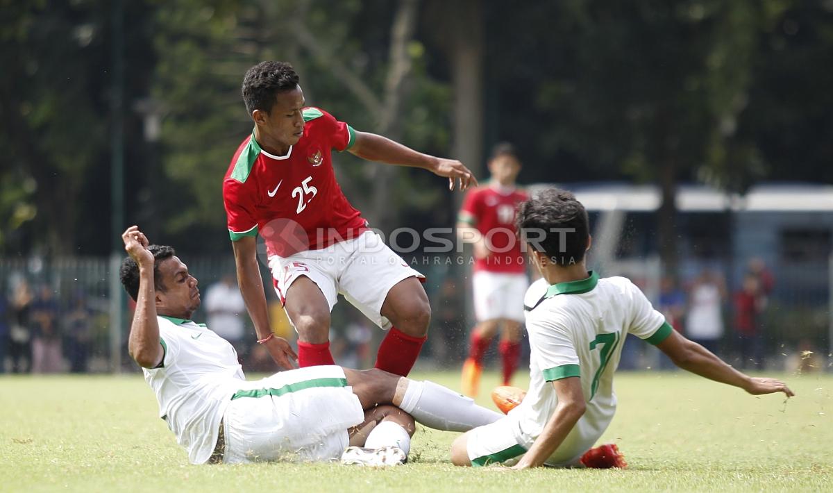 Osvaldo Haay (tengah) mendapat kawalan dua pemain Timnas U-19. Copyright: Herry Ibrahim/INDOSPORT