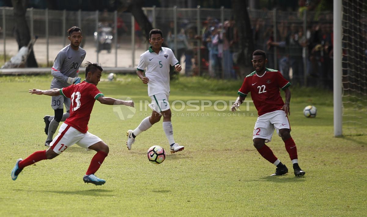 Febri Hariyadi (kiri) saat melakukan tendangan ke gawang Timnas U-19 dan terciptanya gol kedua Timnas U-23.