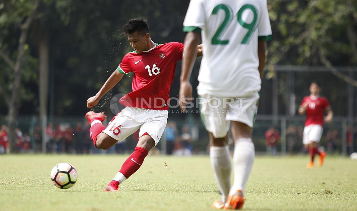 Striker Timnas U-23, Ahmad Nur Hardianto melakukan tembakan ke gawang Timnas U-19.
