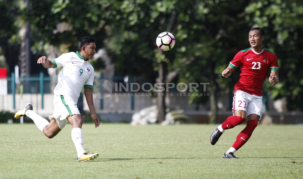 Striker Timnas U-19, Muhammad Rafli (kiri) berhadapan dengan bek Timnas U-23, Hansamu Yama. Copyright: Herry Ibrahim/INDOSPORT