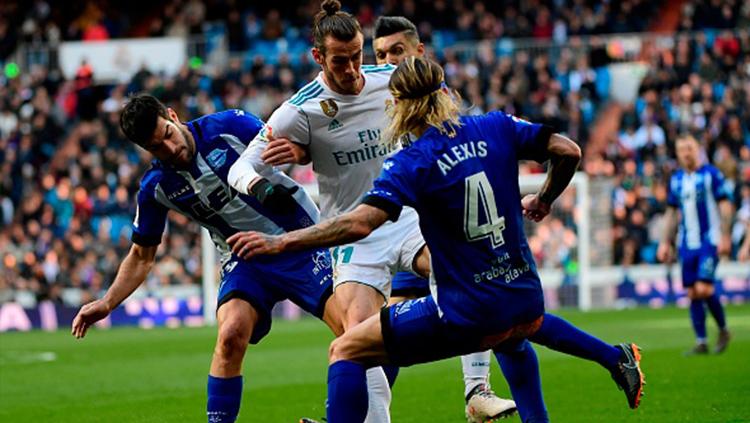 Gareth Bale diapit beberapa pemain Alaves. Copyright: INDOSPORT