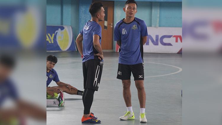 Asisten pelatih BTS Karismawan (kiri) berdiskusi dengan tim pelatih BTS, ketika uji coba lapangan selesai. Copyright: Fitra Herdian/INDOSPORT