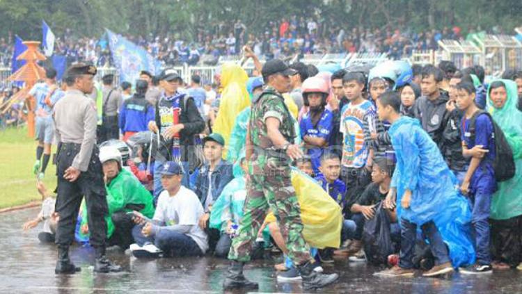 Bobotoh Persib rela hujan-hujanan untuk menyaksikan laga uji tanding Persib. Copyright: Arif Rahman/INDOSPORT