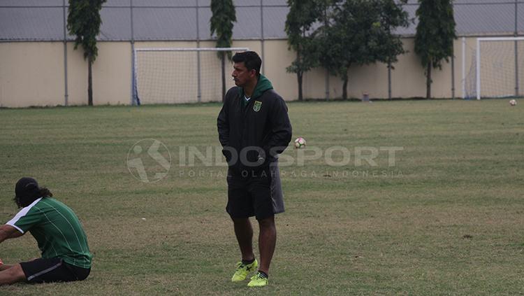 Pelatih Persebaya Angel Alfredo Vera. Copyright: Fitra Herdian/INDOSPORT