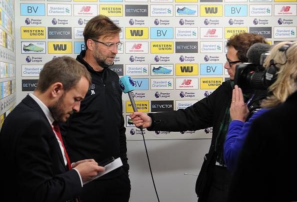 Jurgen Klopp yang diwawancarai usai laga kontra West Ham United Minggu (25/2/18) Copyright: Getty Images
