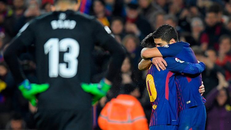 Luis Suarez berpelukan dengan Messi usai membobol gawang Girona. Copyright: INDOSPORT