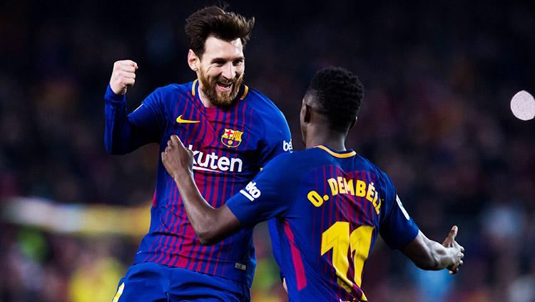 Lionel Messi melakukan selebrasi dengan Ousmane Dembele. Copyright: INDOSPORT