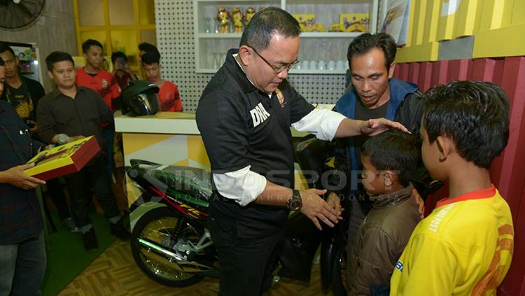 Presiden Sriwijaya FC Dodi Reza Alex memenuhi janjinya untuk menganti motor fans Laskar Wong Kito yang hilang.