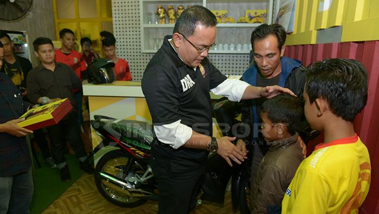 Presiden Sriwijaya FC Dodi Reza Alex memenuhi janjinya untuk menganti motor fans Laskar Wong Kito yang hilang. - INDOSPORT