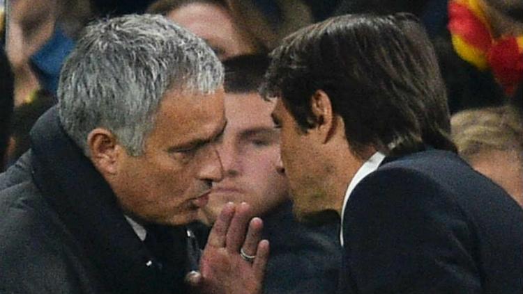 Mourinho berbisik ke telinga Conte saat Chelsea mengalahkan Man United 4-0 Copyright: Sky Sports