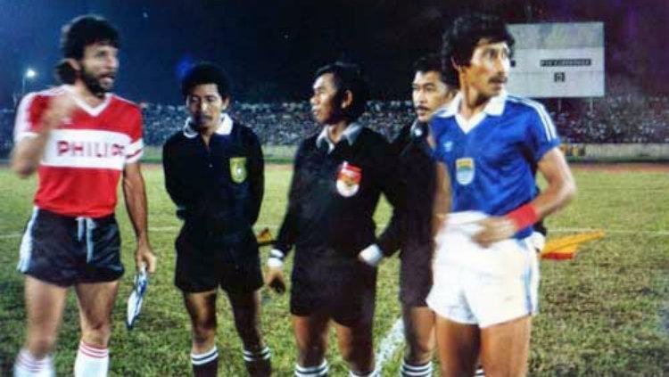 Persib Bandung vs PSV Eindhoven di Stadion Siliwangi, Bandung tahun 1987. Copyright: Riki Mahenra