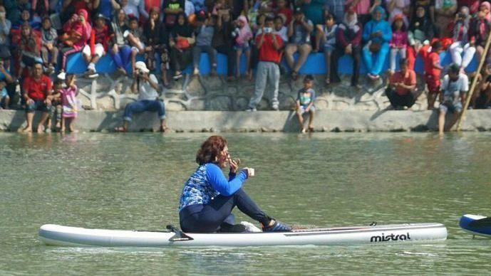 Menteri Susi Pudjiastuti di Danau Sunter. Copyright: Internet