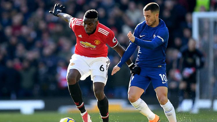 Man United vs Chelsea, Hazard mencoba merebut bola dari kakai Pogba. Copyright: INDOSPORT