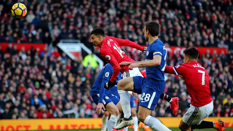 Sundulan Jesse Lingard yang menembus gawang Chelsea. Copyright: INDOSPORT