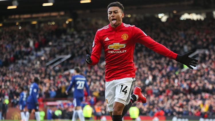 Jesse Lingard berselebrasi usai membobol gawang Chelsea.