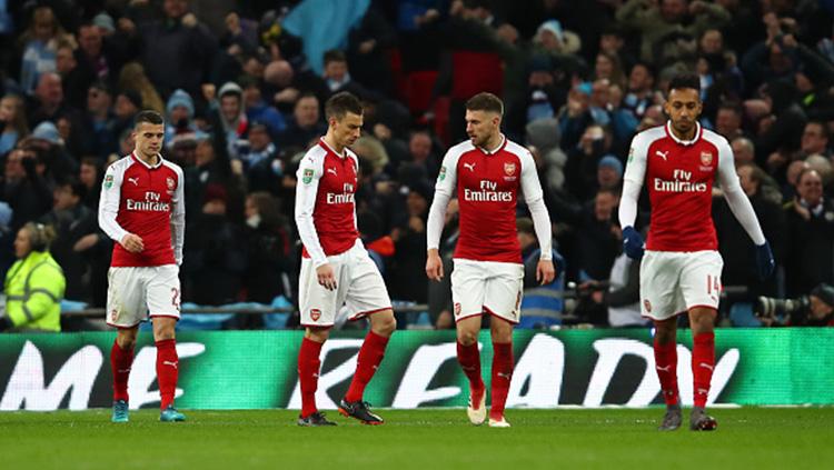 Pemain Arsenal tampak tertunduk lesu dalam partai final Piala Liga Inggris. Copyright: INDOSPORT