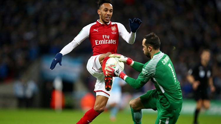 Pierre-Emerick Aubameyang kalah cepat dari Claudio Bravo dalam berebut bola. Copyright: INDOSPORT